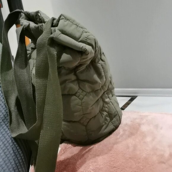 Lightweight Green Quilted Shoulder Bag - Picture 3 of 6